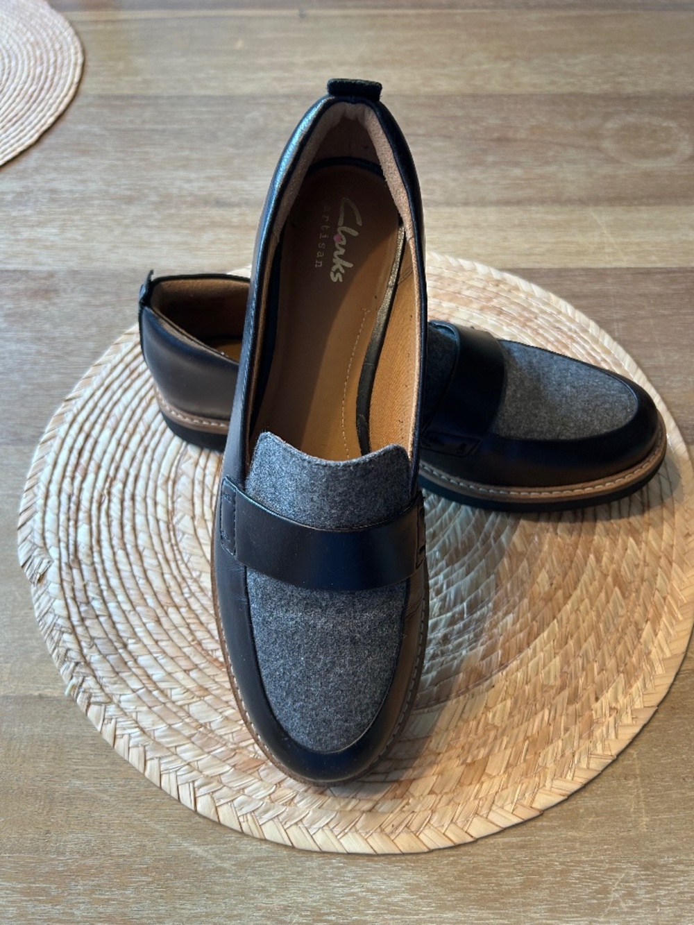 CLARKS ARTISAN BLACK LEATHER AND GREY WOOL SLIP-ON LOAFERS - SIZE 7